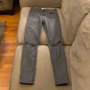 Women’s Frame Le Skinny de Jeanne In gray. Shred distressed, skinny jean Size 26